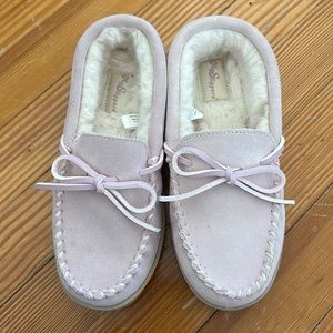 Pale Pink NWOT Fuzzy Mocassin Slippers With Bow - Size 6
